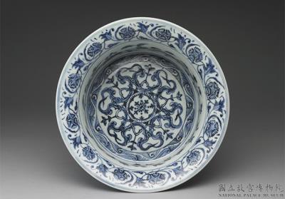 图片[2]-Angled-rim basin with intertwined flowers decoration in underglaze blue, Ming dynasty, Yongle reign (1403-1424)-China Archive